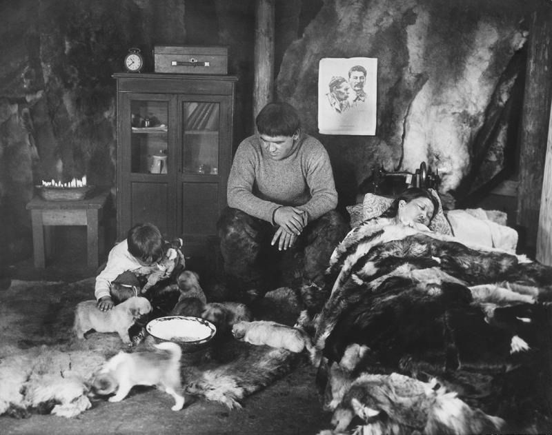 В жилище северного охотника 1930