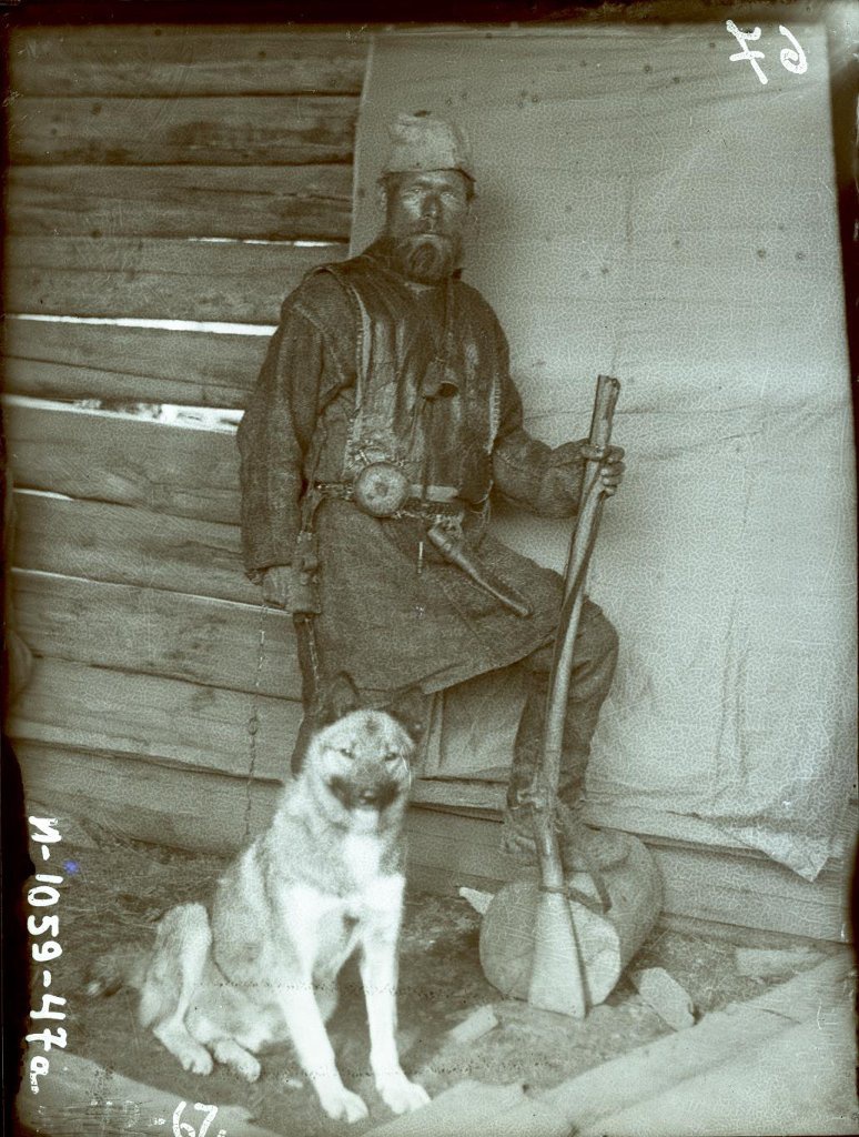 Промышленник в полном охотничьем костюме, с собакой. 1927