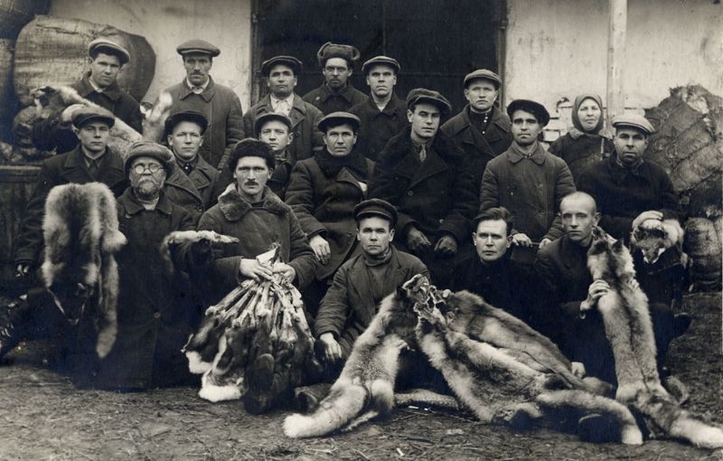 Работники Павловской заготконторы и охотники 1936